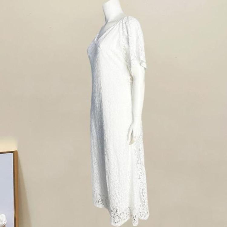 Bequemes Spitzenkleid mit V-Ausschnitt, elegantes Sommerkleid, auffällige Accessoires, atemberaubende Taille