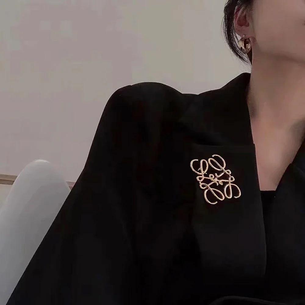 Hollow Brooch Women Girls Fashion Temperament Jewelry Accessories Backpack Lapel Pin Badges Corsage Decoration Gifts KTY