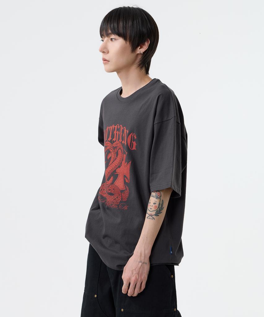 Nasttingijeubeleoldaenmi Snake Graphic Tee_Charcoal