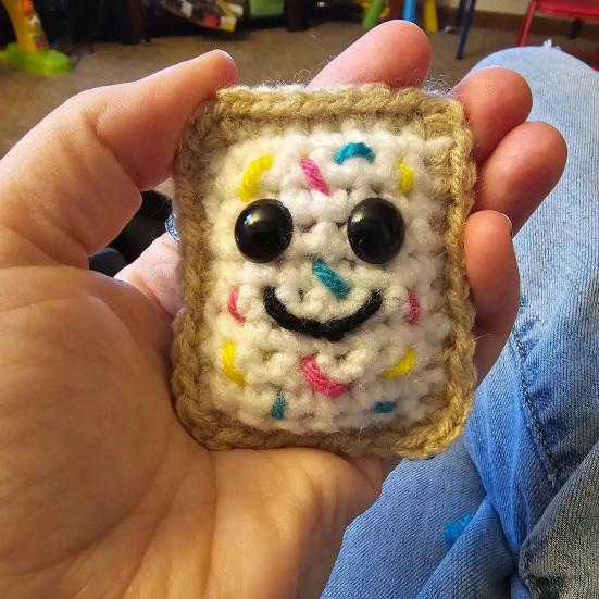 

Позитивный вязаный крючком поптарт с картофелем и ободряющей карточкой. Эмоциональная поддержка. Вязание ручной работы. Десерт. Овощная игрушка-кукла. Дети и взрослые. Рождественский подарок. коричневый