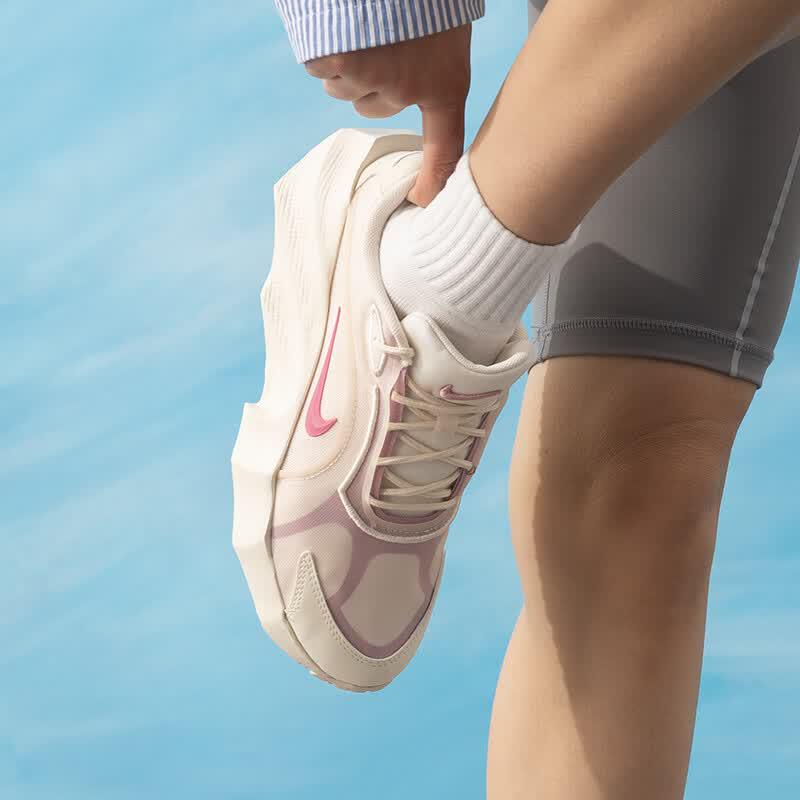 Nike Women's Aura Edge Casual Shoes