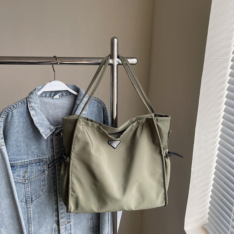 

Нишевая повседневная простая модная сумка-тоут большой вместимости 2025 лето новая в зарубежном стиле женская на плечо/кроссбоди Small зелёный