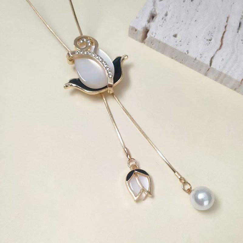 Elegant Tulip Sweater Chain: Versatile Long Floral Necklace for Autumn/Winter