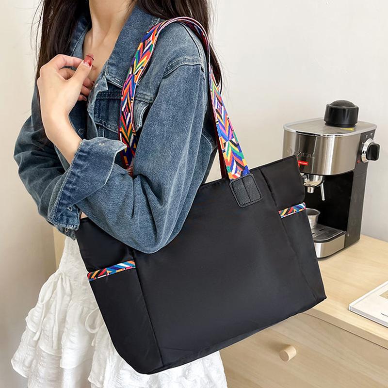 Neutral Style Bags Are Suitable for Daily Commuting and Going to Work They Come in Single-Shoulder and Hand-Held Styles.