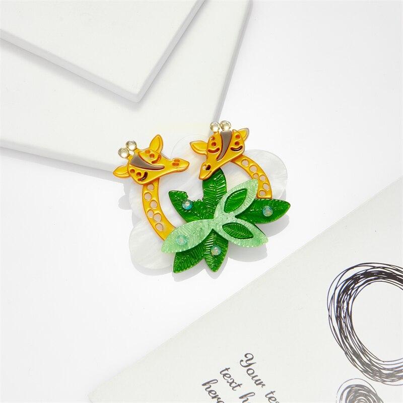 Blucome 2023 New Fashion Acrylic Giraffe Brooch Ladies Exaggerated Cartoon Cute Badge Lapel Brooch Jewelry Gift