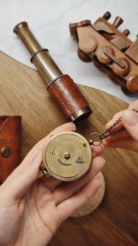 Antique Vintage Nautical Compass / 100 Years Calendar / Custom Engraving / With Leather Case Gift