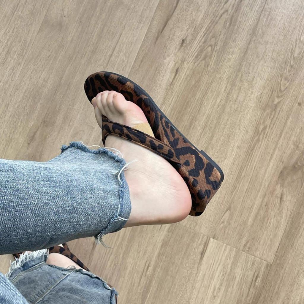 Wersja ze skóry owczej~ Francuskie niszowe klapki na koturnie z leopardzim nadrukiem damskie do noszenia na zewnątrz 2025 lato gruby obcas sandały z paskiem między palcami