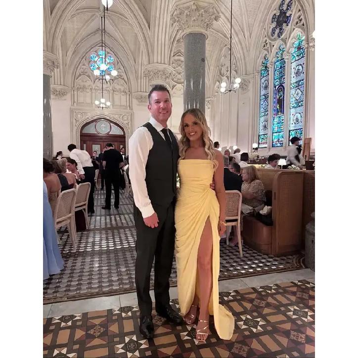 2026 Nuovo Abito Lungo Giallo Senza Spalline Primavera Estate Drappeggiato Spacco Alto Abito da Sera Bodycon Abito per Ospiti di Matrimonio Festa Donna