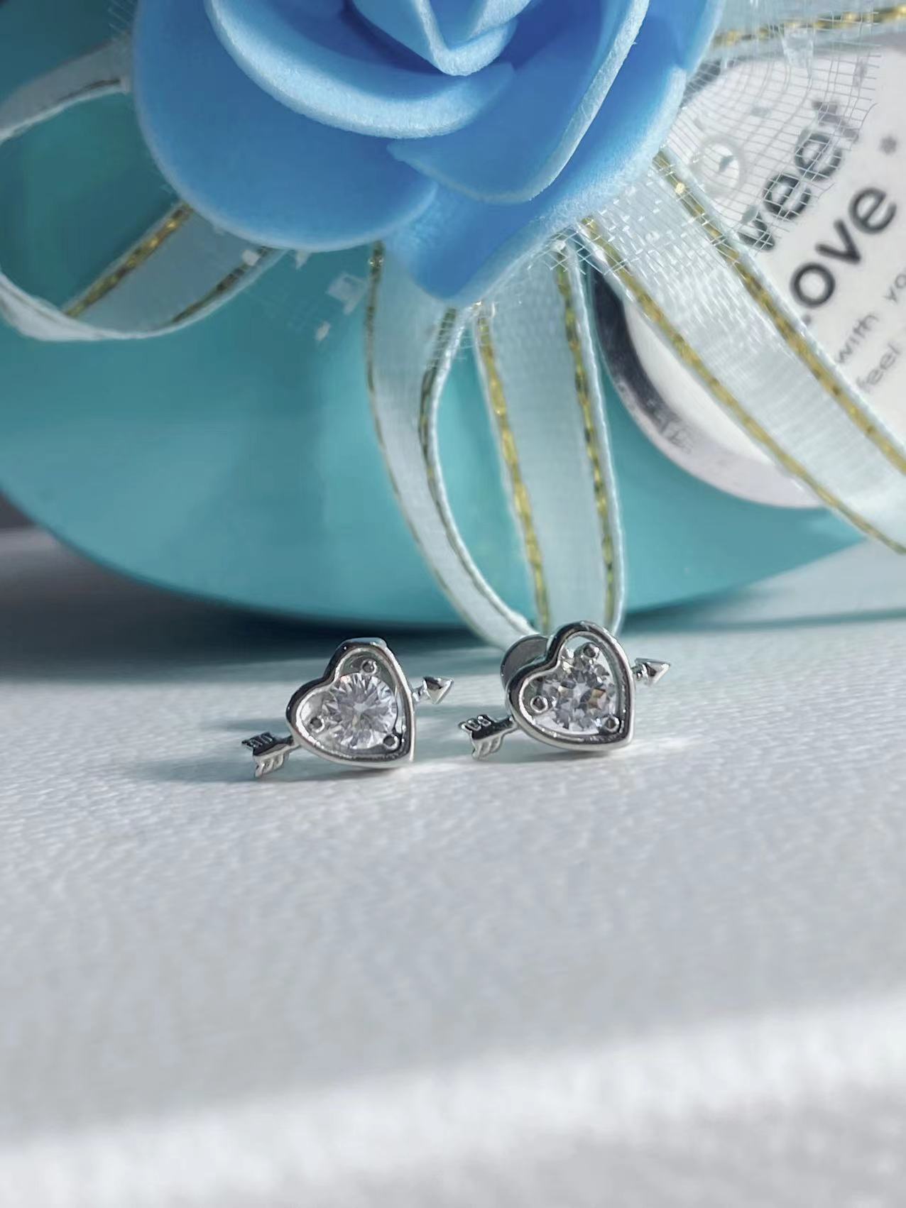 

Love zircon stud earrings, advanced sense, exquisite and small earrings, temperament, niche cold wind, simple women s earrings, earclips. прозрачный