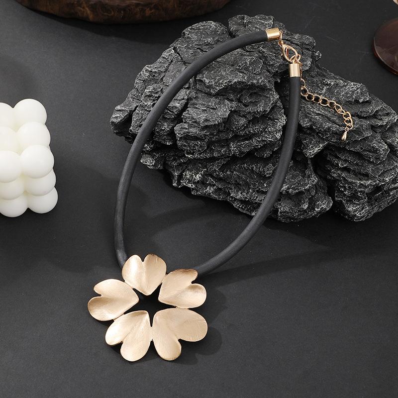 Women s short necklace love design geometric hollow high-end clavicle chain fashion jewelry