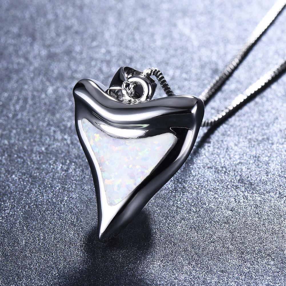 European and American Style Fashionable Small Accessories Triangle Necklace Pendant with Simple Temperament