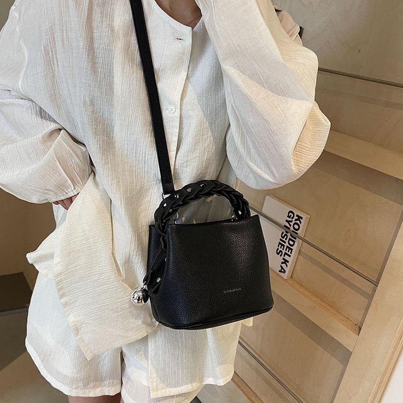 2025 New Bucket Bag Woven Handbag Women's High-end Fashion Vegetable Basket Bag Single Shoulder Messenger Bag Small Bag