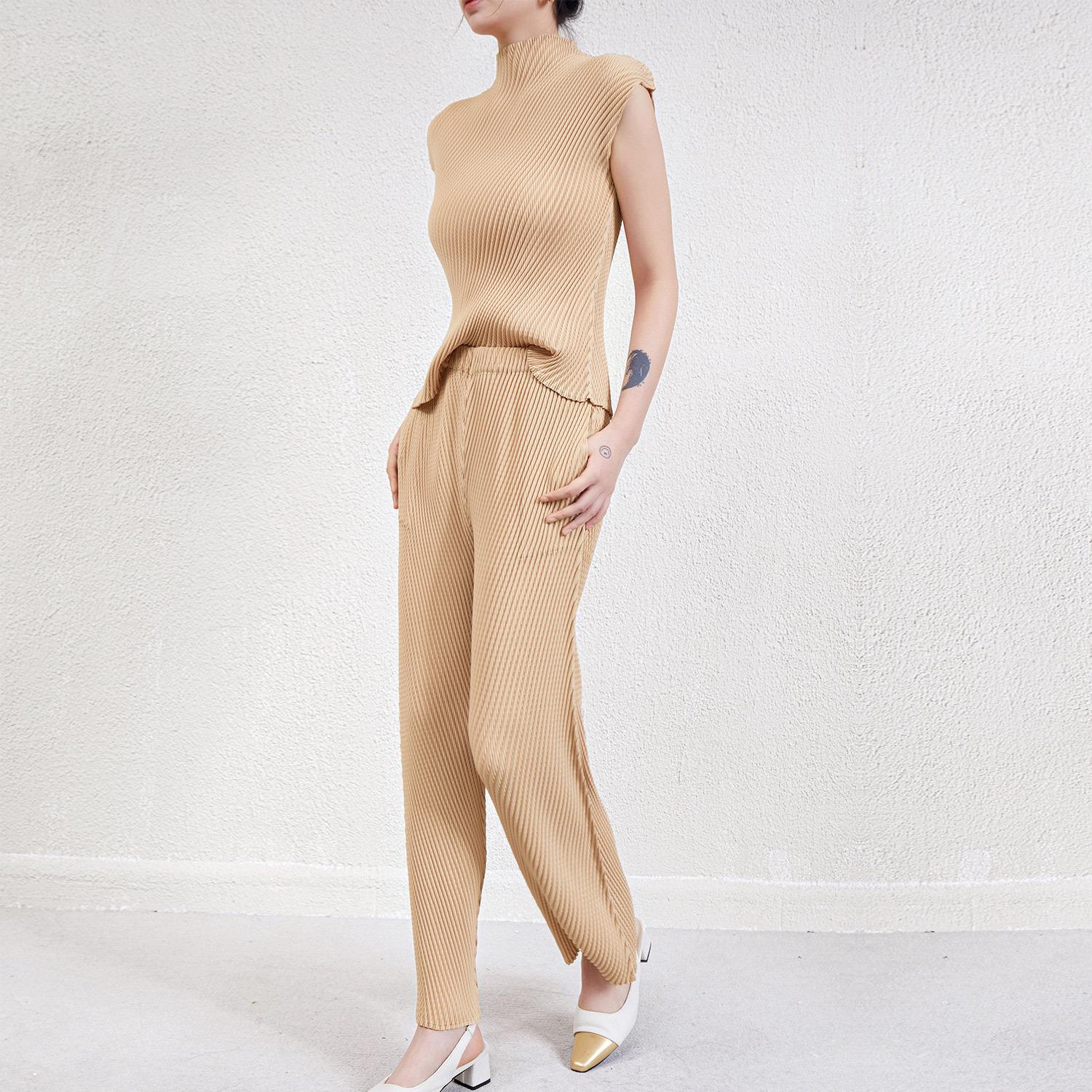 

2024 Spring/Summer Women s Pleated Set: Casual Short Sleeve T-shirt & Slim Straight Leg Pants One Size Top сірий колір