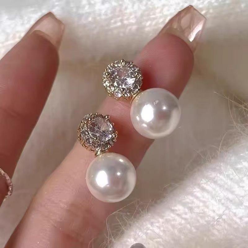 Изысканные корейские серьги-гвоздики с цветами из страз и бусин белый