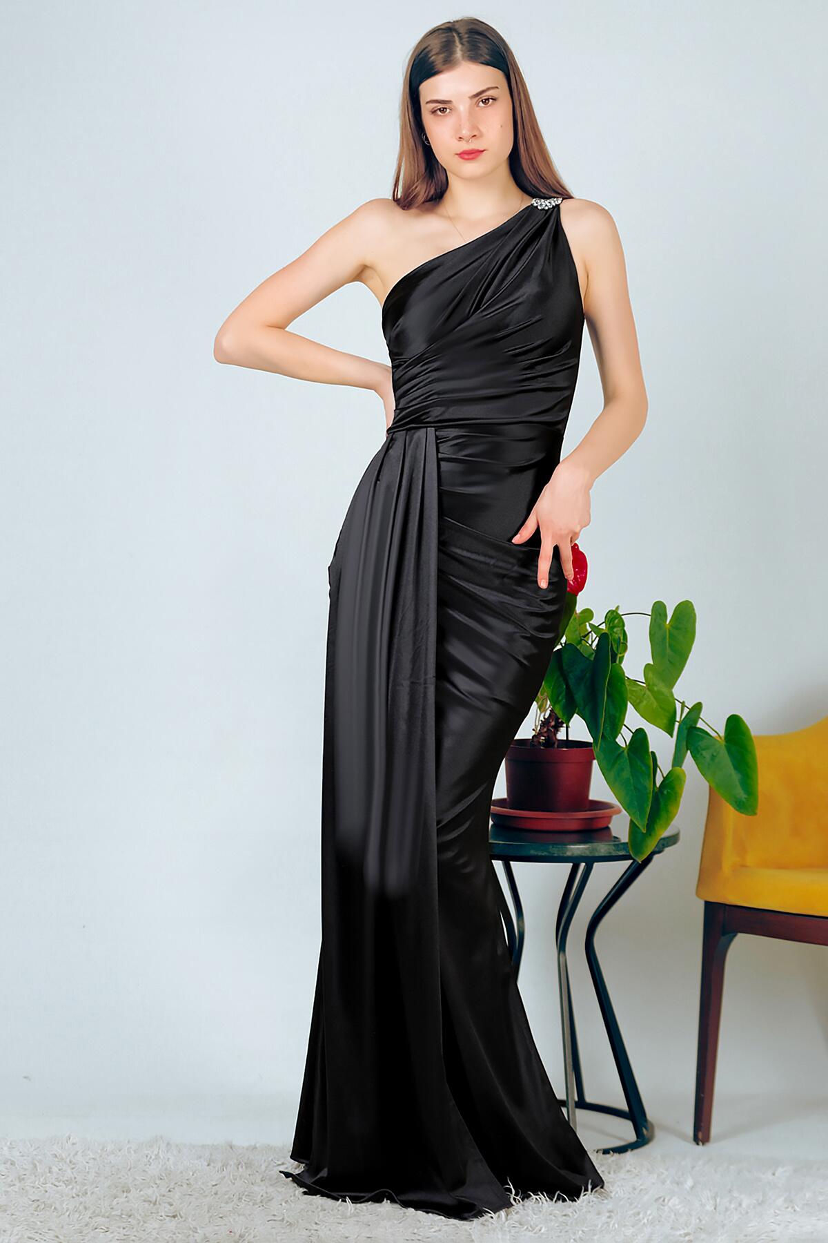 

Женское длинное атласное вечернее платье с аксессуарами на плечах 38 чёрный