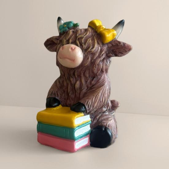 Highland Cow Figurine Reading Book Cattle Resin Statue Sculpture Home Office Decoration Ornament Book Lover Gifts