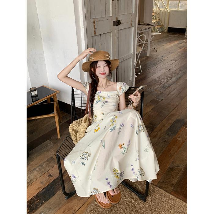 Vestido floral de manga bufante com decote quadrado Xiaofei para crianças, novo de verão, para férias na praia, pausa para café, com temperamento francês, vestido longo