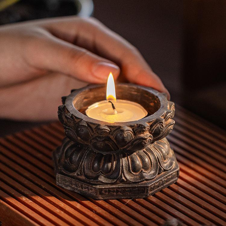 Lotus-Kerzenhalter aus der Mitte des Jahrhunderts: Retro Zen-Ornament, Kleine runde Basis