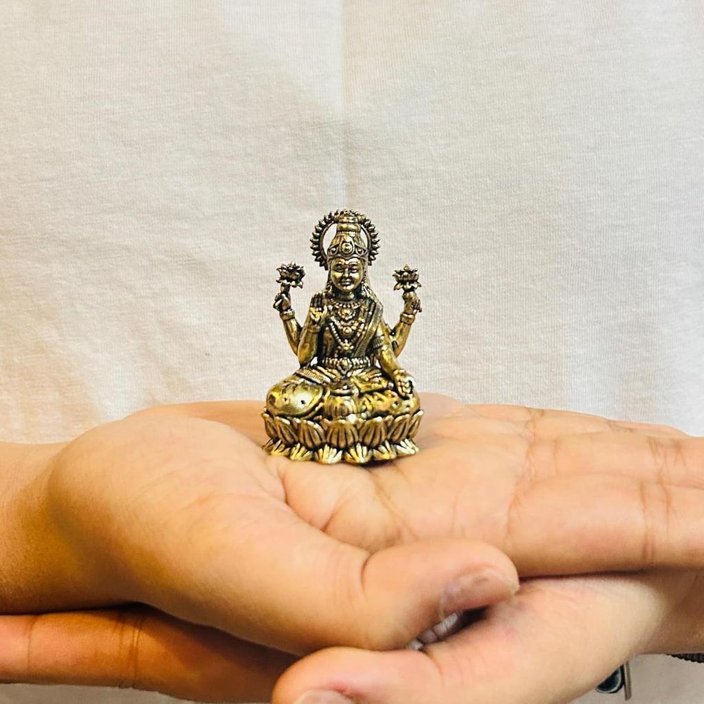 Mosazná 2" bohyně Maa Laxmi Idol Murti Socha pro domov a kancelář (5x3x2 cms,)