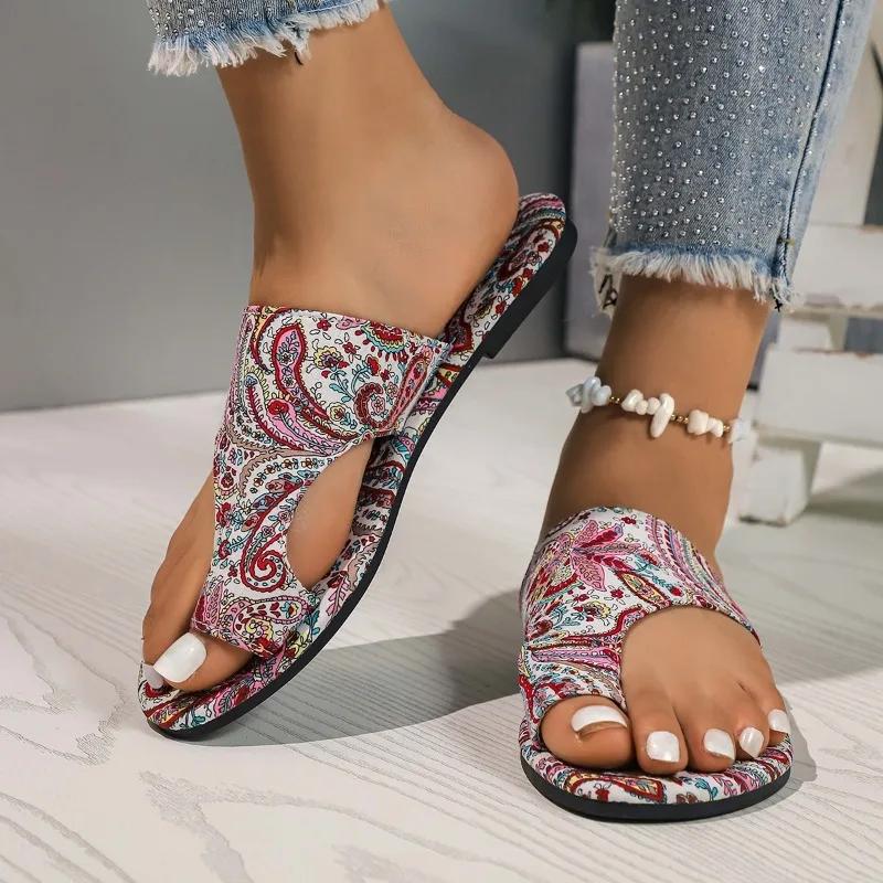 

Мода 2025 Лето Шлепанцы женские с перемычкой между пальцами Модная печать Повседневные шлепанцы Женские Новые Большого размера Бестселлер Мягкая подошва Плоские шлепанцы 35