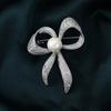 Bow-shaped Pearl Brooch for Women, with A Unique and High-end Design. It Features A Small Floral and Anti-glare Brooch