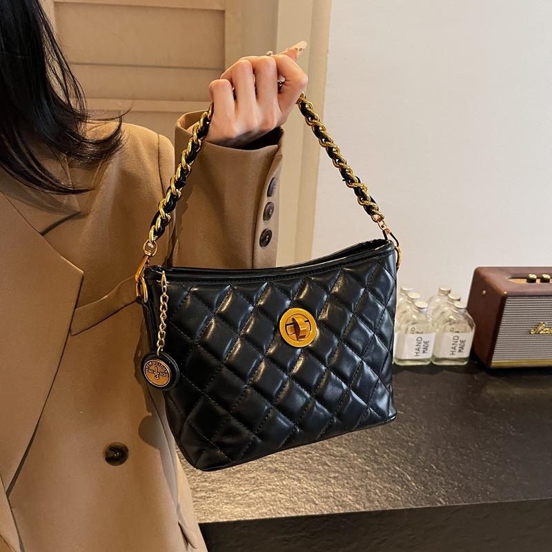 Large-capacity commuter chain bag women's 2025 new high-end sense light luxury niche small fragrant style crossbody diamond grid foreign style