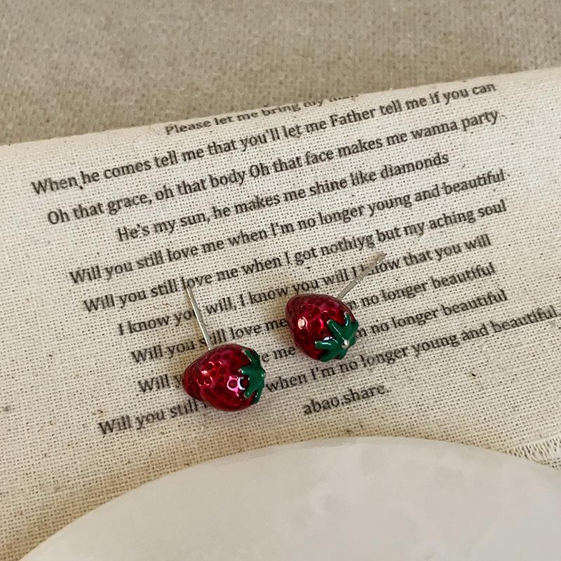Niche Sweet Dripping Oil Strawberry Stud Earrings Female Gentle And Cute Personality Fashion Temperament Commuter Versatile Earrings