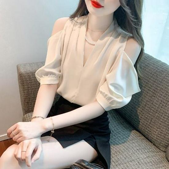 Chic Off-Shoulder V-Neck Short-Sleeve Top - Stylish & Trendy Summer Essential
