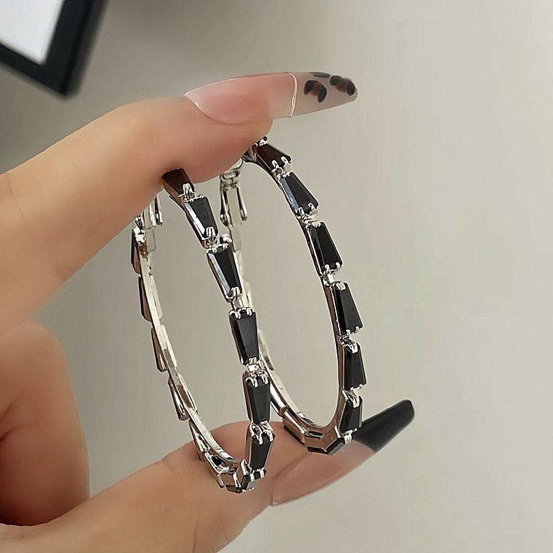 Black Zirconia Ear Cuff: Elegant, Retro, Versatile Hoop Earrings for a Slimming Face Effect