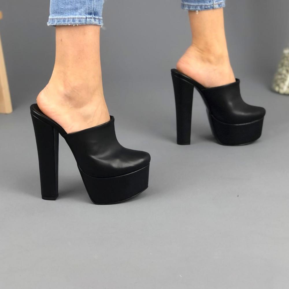 

Женские черные шлепанцы на каблуке