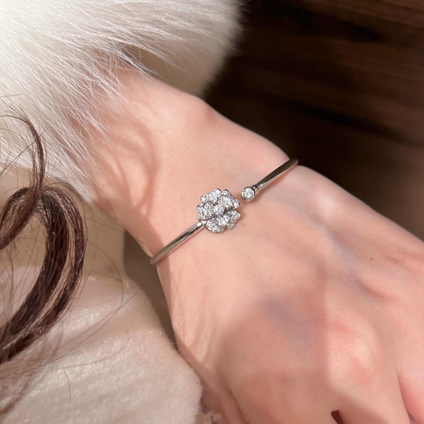 Браслет-манжета с инкрустацией цирконами в виде раскрывающегося цветка: Роскошный, Стильный, Высококлассный Нишевый Браслет