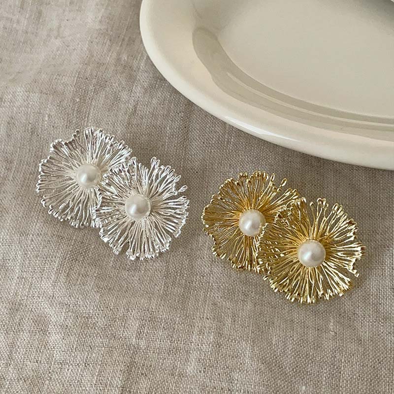Exaggerated Metal Flowers Zircon Stud Earrings For Women Fashion Gold Color Hollow Round Temperament Earrings Zircon Party Gifts