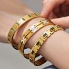 Set di braccialetti in acciaio inossidabile placcato oro 18 carati con fibbia strass e design a rombi ad alta texture