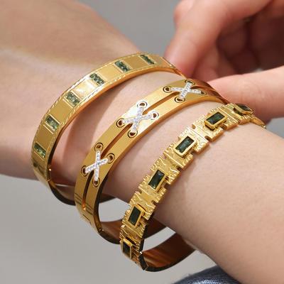 Set di braccialetti in acciaio inossidabile placcato oro 18 carati con fibbia strass e design a rombi ad alta texture