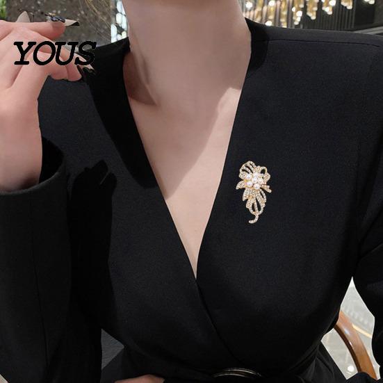 Elegant Lapel Pin Faux Pearl Rhinestone Flower Brooch, Electroplating Alloy for Fashion Brooch Accessory Women, Sweater Cardigan Coat Business