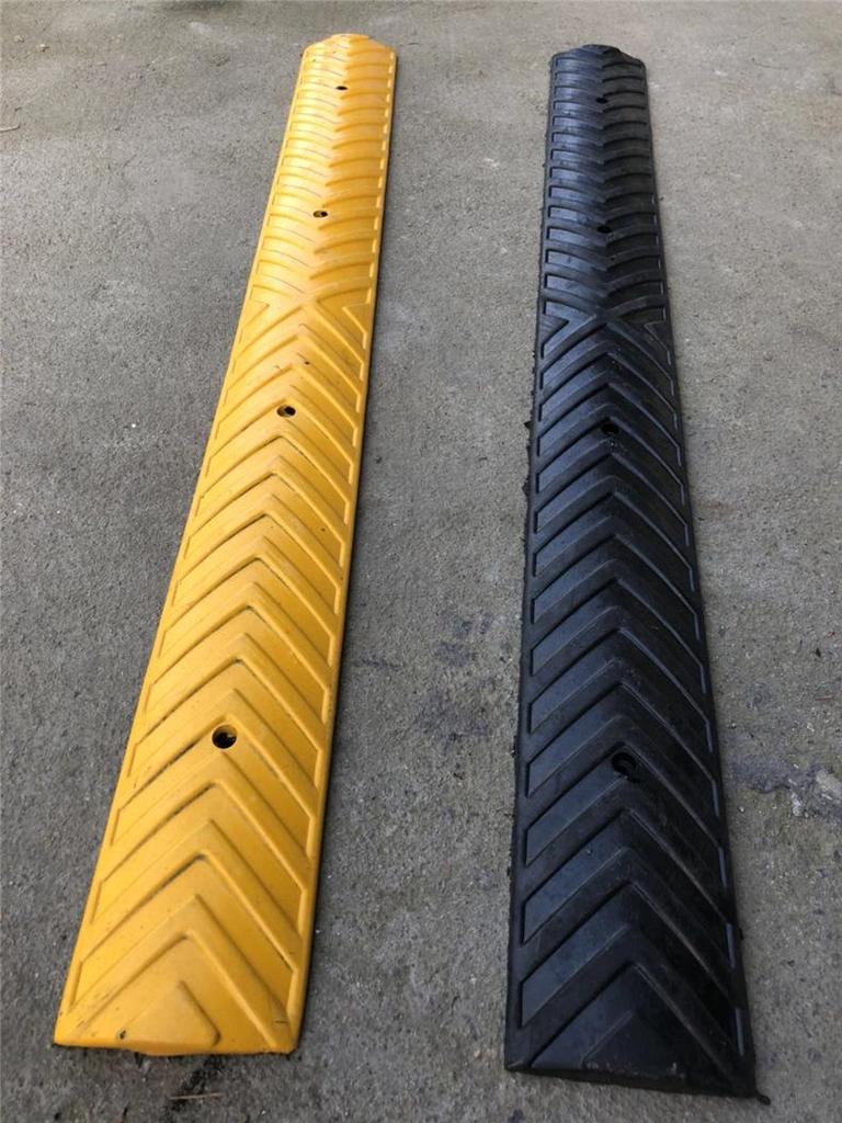 2cm High Mini Rubber Speed Bump and Bicycle Buffer with Yellow-Black Stripes for Parking Space Division