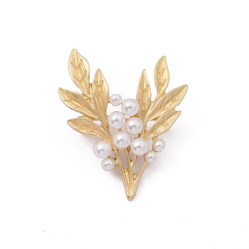 Baroque-Style Metal Brooch: Vintage European & American Design for High-End Fashion