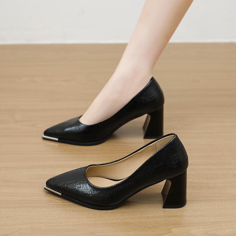 

Смелый и прочный стиль женской весенней обуви с заостренными носками и высокими каблуками. 35 чёрный