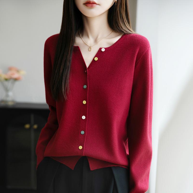 The New Soft and Smooth Knitted Sweater for Autumn Is Stylish and Slimming. It Can Be Paired with A V-neck Cardigan for Women