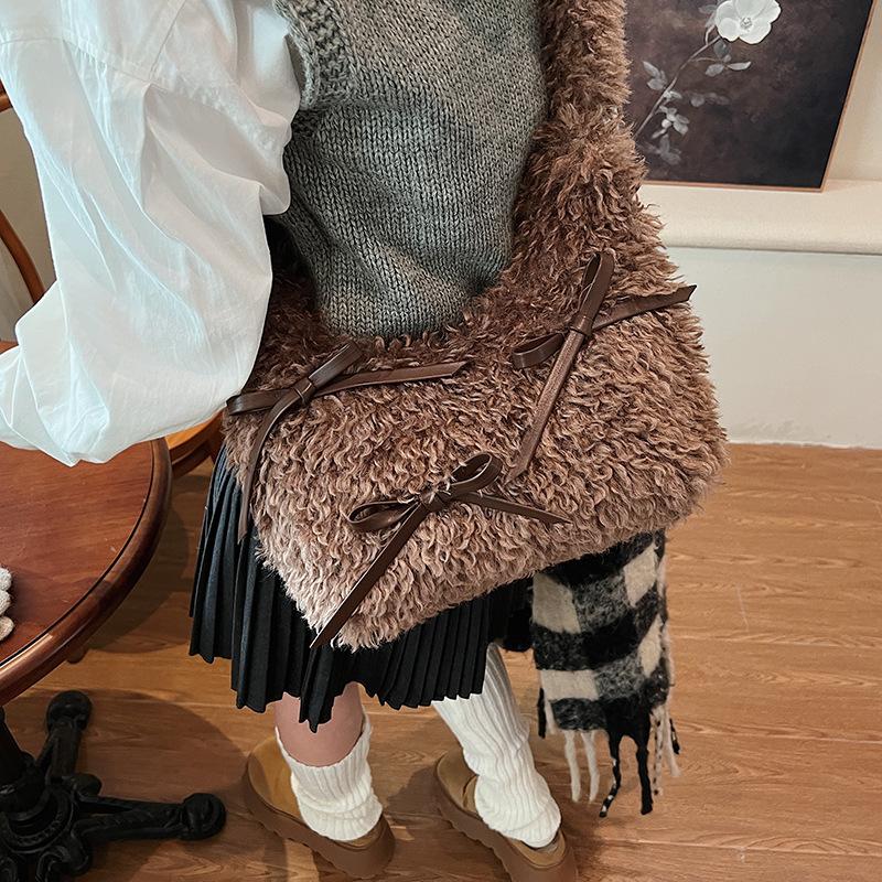 

Soybean milk roll messenger bag women s 2025 new bag cute plush bag autumn and winter commuter bag 28*13*25