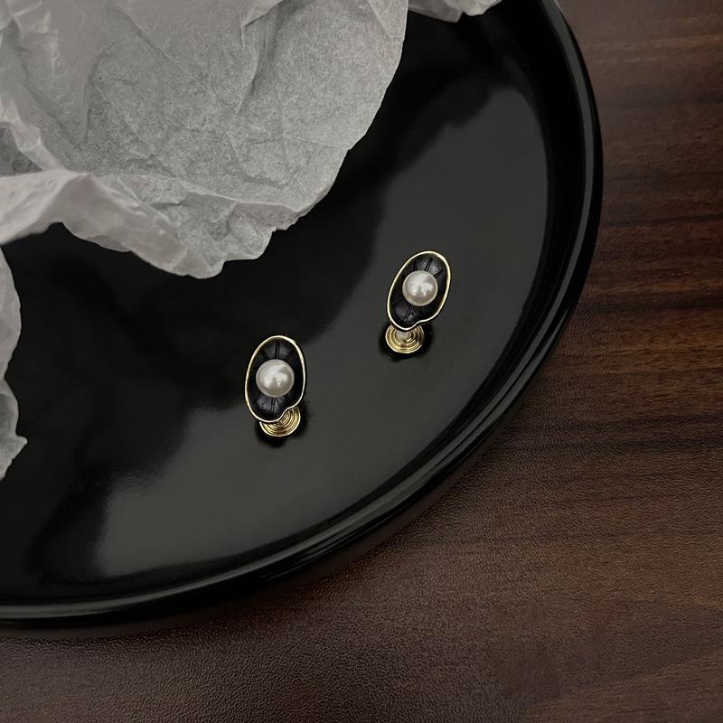 Pearl Mosquito Coil Disc Ear Clips: No-Pierce, Elegant French-Style Earrings for Women