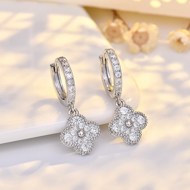 Golden Four-leaf Clover Earrings for Women, Sophisticated, Light Luxury Stud Earrings, Exquisite and Elegant Earrings