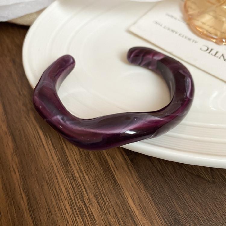 Artistic Gradient Resin Geometric Bangle Elegant Cuff Bracelet Lightweight Stylish Jewelry Unisex Fashion Accessory