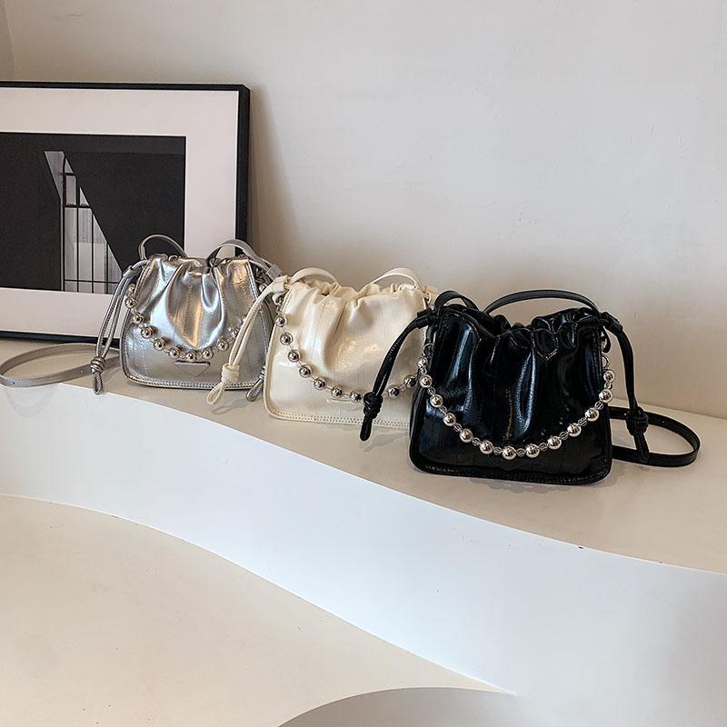 Ny Trendig och Moderiktig High end One Shoulder Crossbody, Liten och Populär Design, Skrynklig PU Utsökt