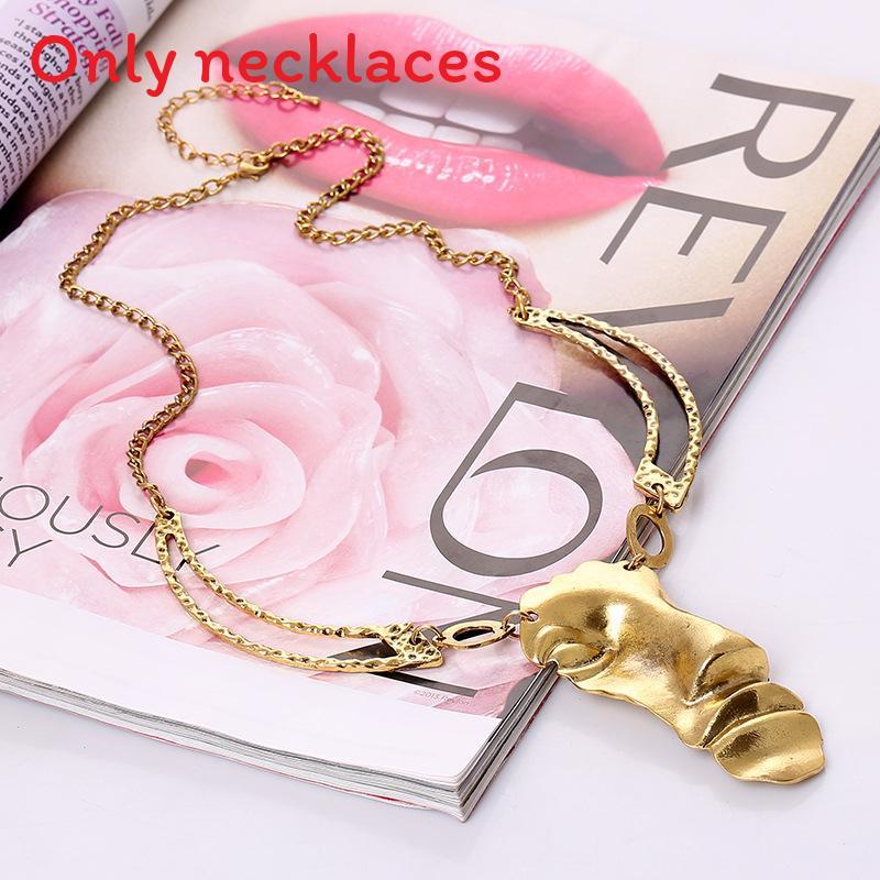 

Fashion Creative Half Face Metal Pendant Necklace For Gothic Fashion Enthusiasts золотой