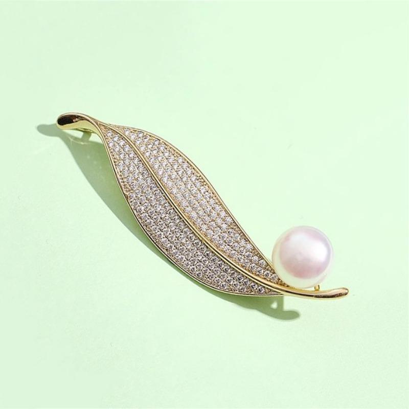 The Golden Leaf Zhenhui Brooch Is A Unique and Feminine Pearl Leaf Corsage with A Distinctive Design