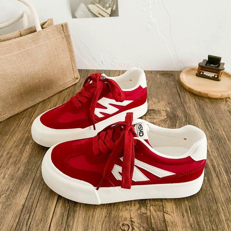 Lightweight retro red moral training shoes for women's 2025 spring new niche design versatile casual sports white shoes