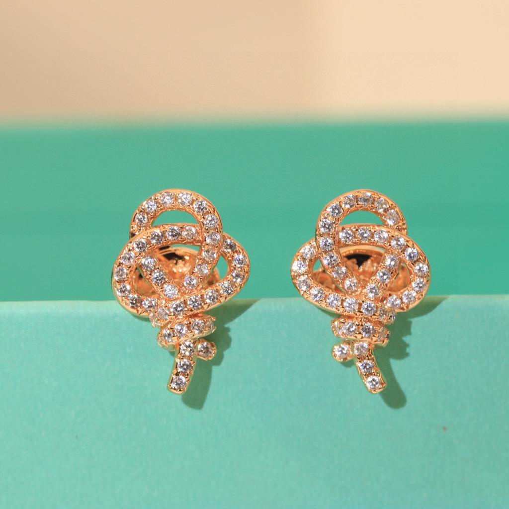 

Серьги-ключики из V-золота, гальванизированные толстым слоем 18-каратного золота для предотвращения аллергии. Серьги-ключики, изготовленные из гипоаллергенного материала для повседневной носки. Silver