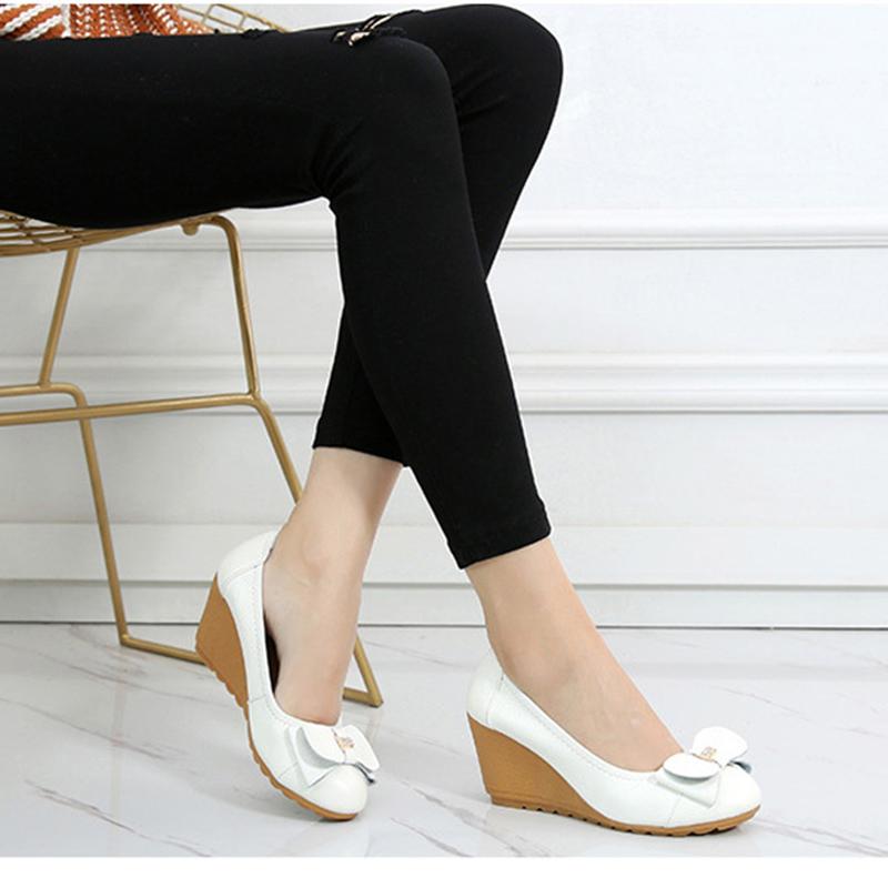 2026 Legere Damen Keilabsatzschuhe Echtes Leder Weicher Komfort Runde Spitze Keilabsatz 7cm Marke Damenschuhe Tägliches Tragen