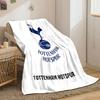 Ein Hahn steht auf einem Fußball über den Worten „Tottenham Hotspur“. Decke für alle Jahreszeiten Mittagspause Überwurf Geschenk